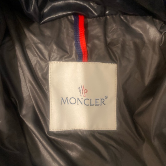 Moncler Black Puffer Jacket Sleek Insulated Design - Picture 6 of 6